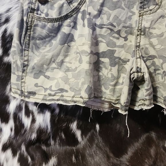 Camo Overalls Shorts - Picture 5 of 7